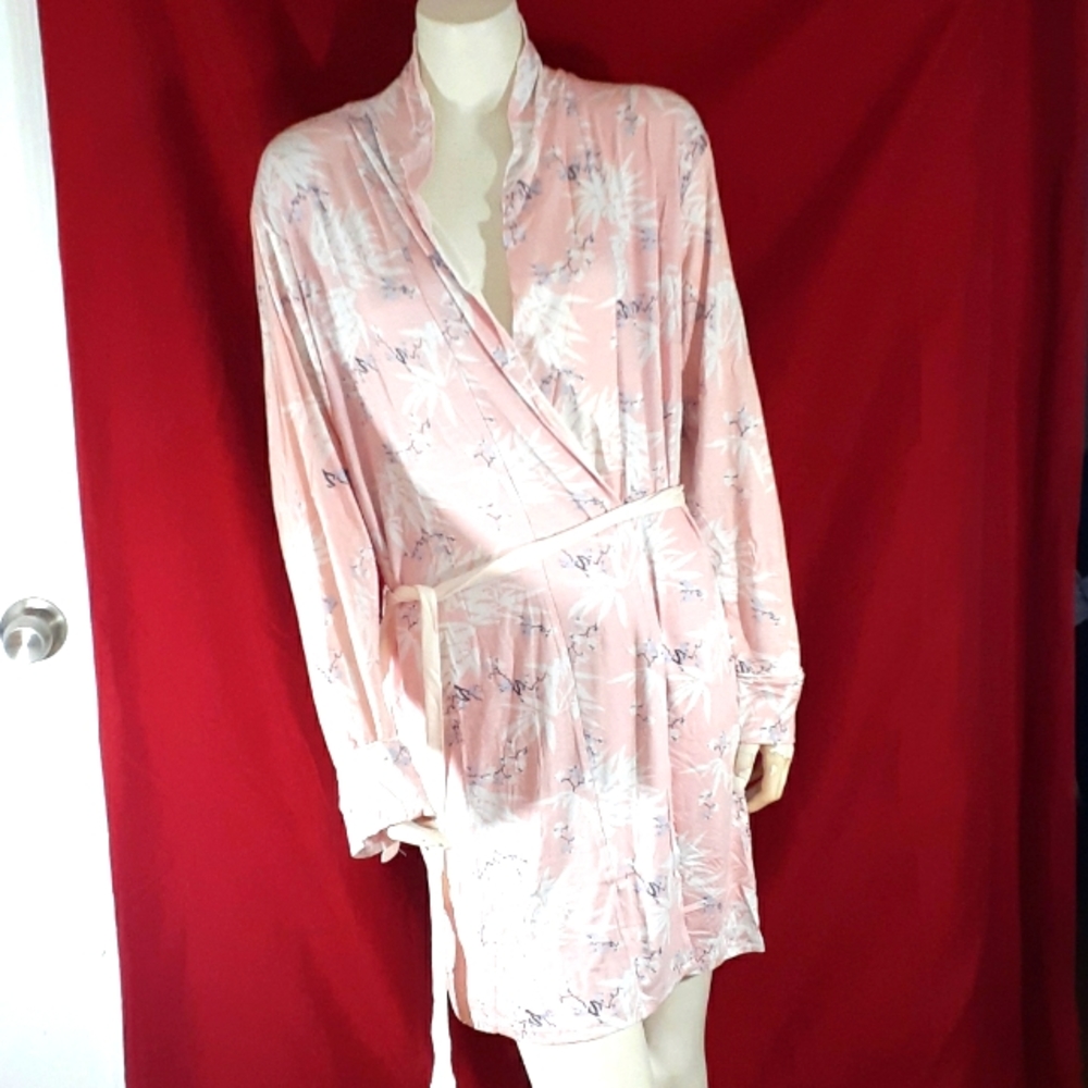 VINCE CAMUTO ROBE.